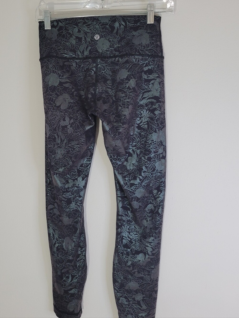 lululemon athletica Women SZ 6  Black Leggings with Iridescent Teal Floral Print - Picture 2 of 9